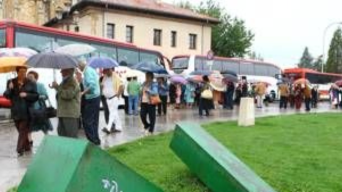 Vecinos de La Llanera, durante la visita que realizaron ayer a León