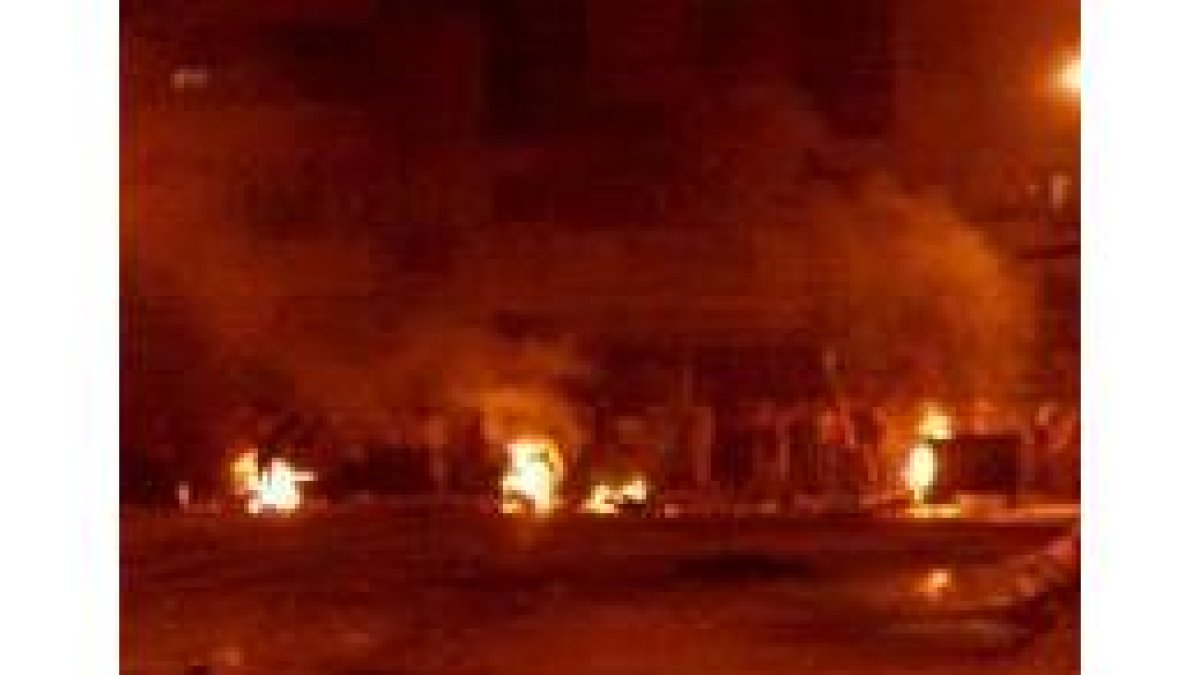 Los manifestantes queman contenedores en Alejandría