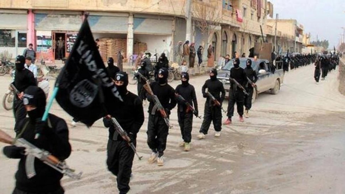 Militantes del EI desfilan por Al Raqqa, feudo del grupo en Siria, en una imagen colgada en una web yihadista, en enero del 2014.