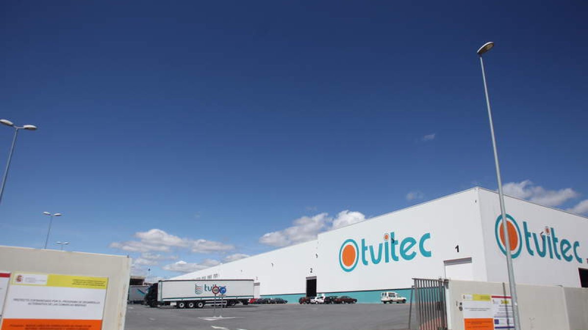 La factoría de Tvitec ocupa 60.000 metros cuadrados en el polígono del Bayo, en Cubillos.