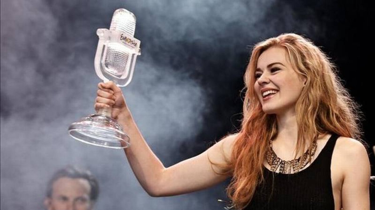 La cantante danesa Emmelie de Forest, con el trofeo del Festival de Eurovisión.