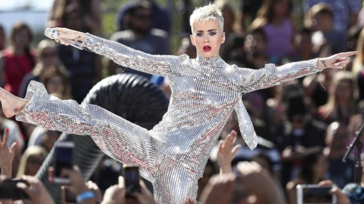 Katy Perry, con su nuevo y espectacular 'look', en la promoción de su nuevo disco 'Witnness', en Los Ángeles.