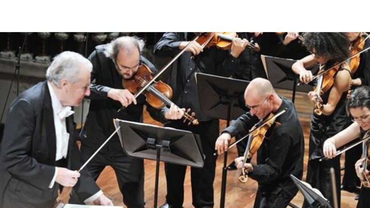 Colin Davis, con la orquesta Bandart y el Cor de Cambra del Palau de la Música, en el 2010.