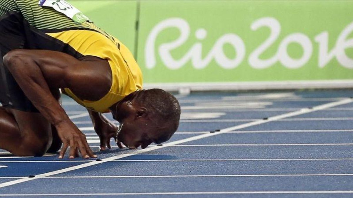 Bolt besa la pista del Estadio Olímpico tras ganar el 200.