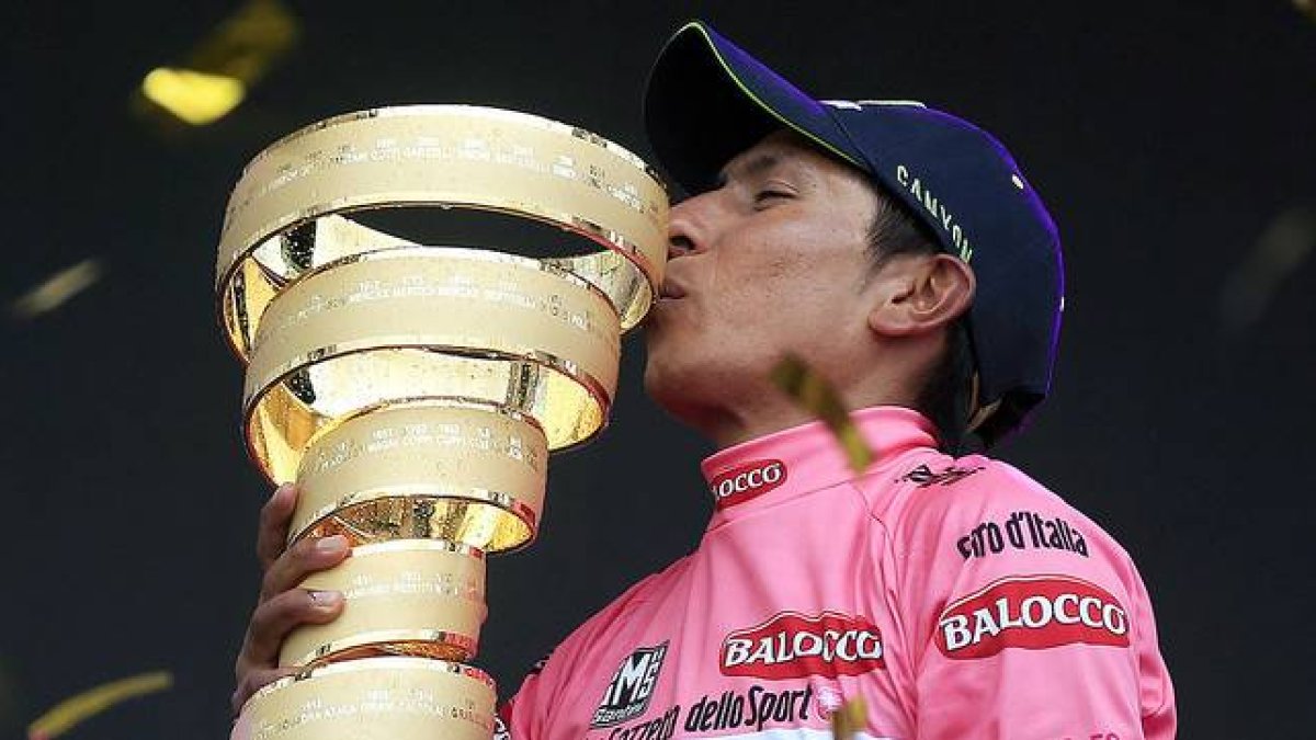 Nairo Quintana, en Trieste, con el trofeo que lo acredita como ganador del Giro de Italia.
