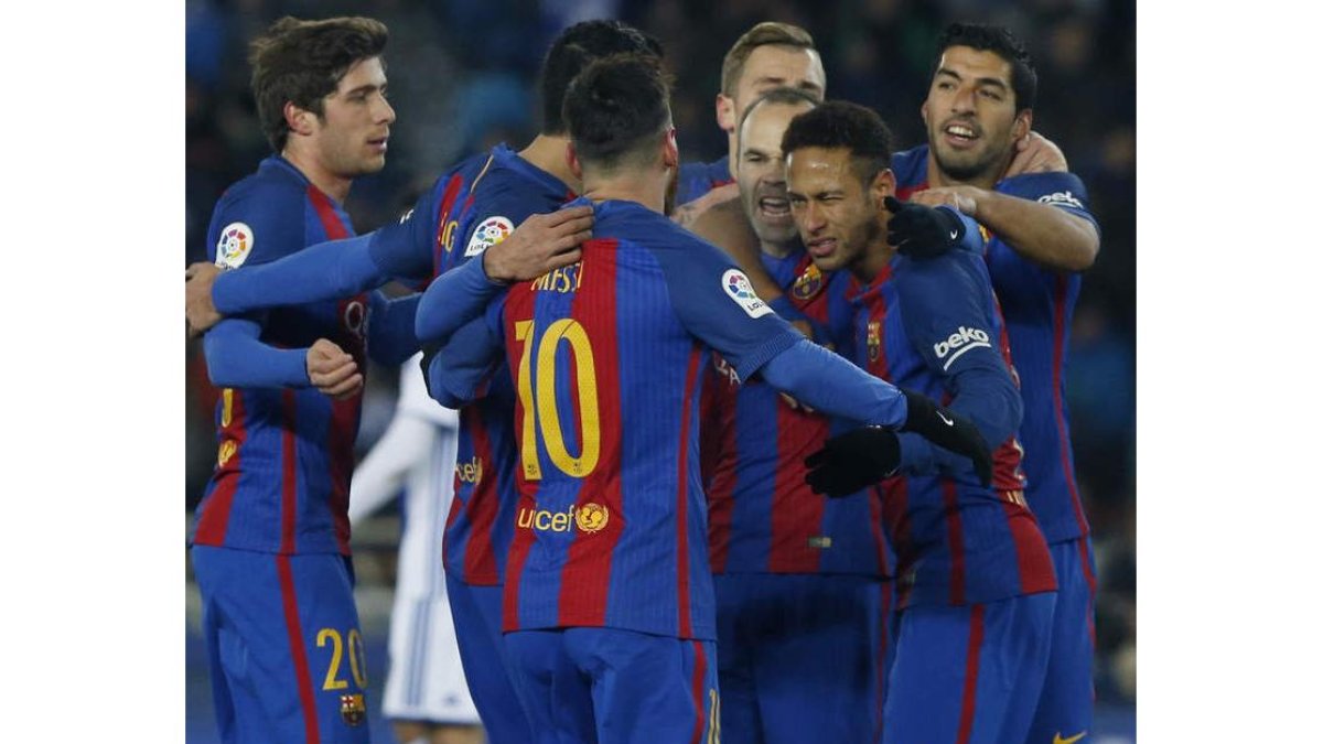 El delantero del Barcelona Neymar es felicitado por sus compañeros tras conseguir su gol de penalti. ETXEZARRETA