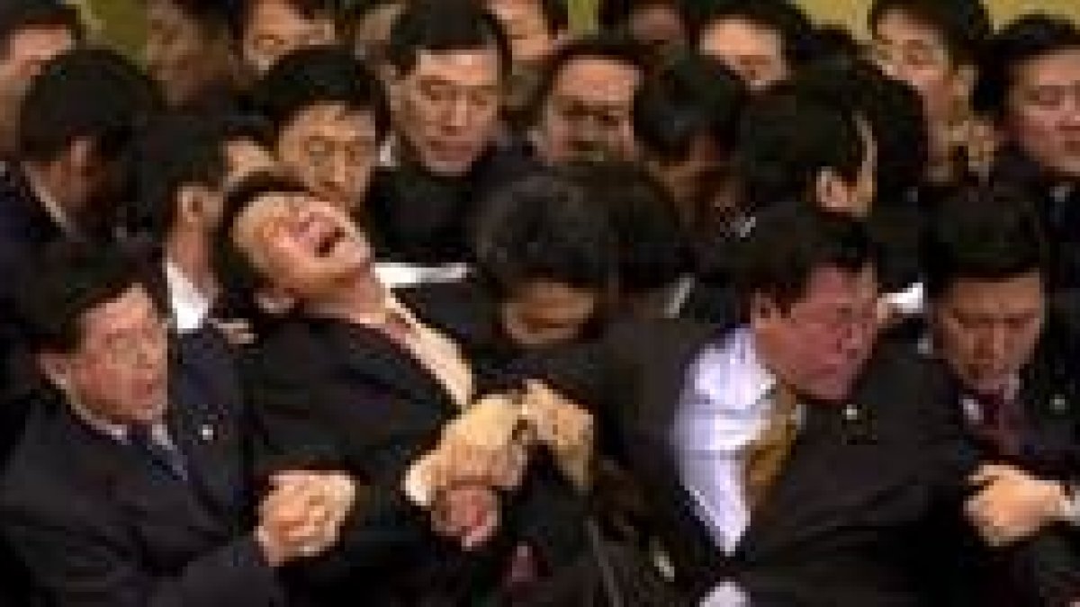 Partidarios y opositores del presidente Roh se enfrentaron con dureza en el Parlamento