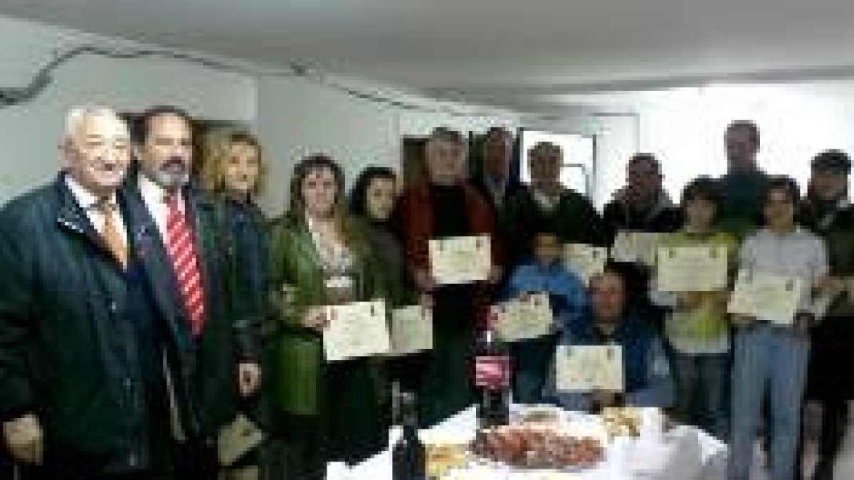 Entrega de diplomas del curso de informática en Puente Villarente