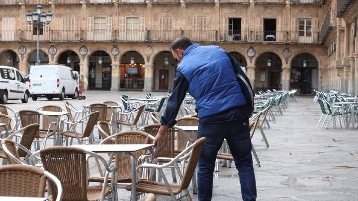 Un camarero prepara la terraza de un bar de Salamanca. JM GARCÍA