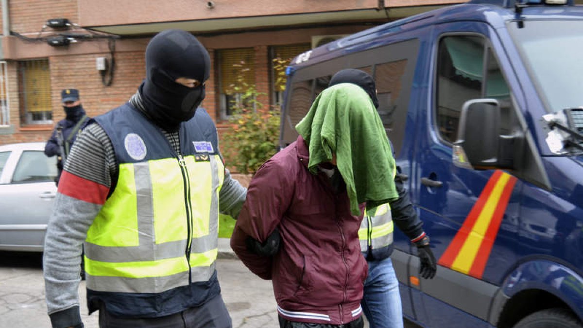 La policía detienen a dos marroquíes acusados de estar plenamente integrados en el Daesh. EFE