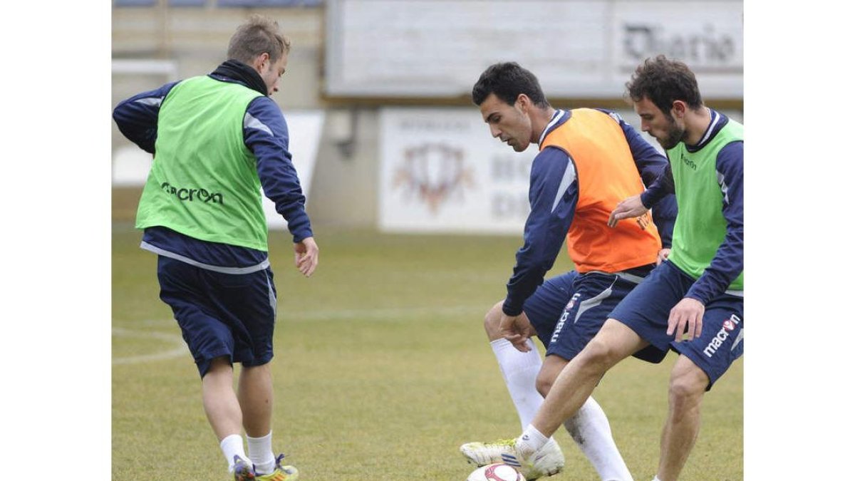 Los jugadores de la Cultural preparan el partido ante el Ávila.