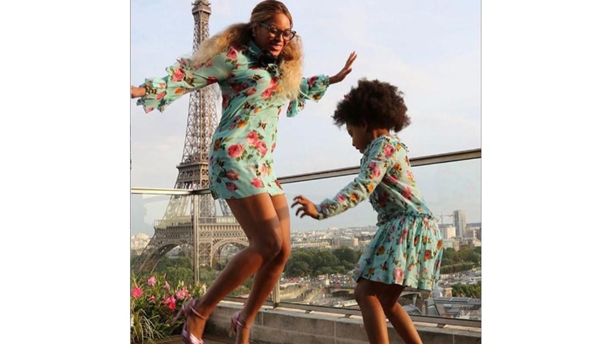 Beyoncé y su hija Blue Ivy saltan ante la torre Eiffel.
