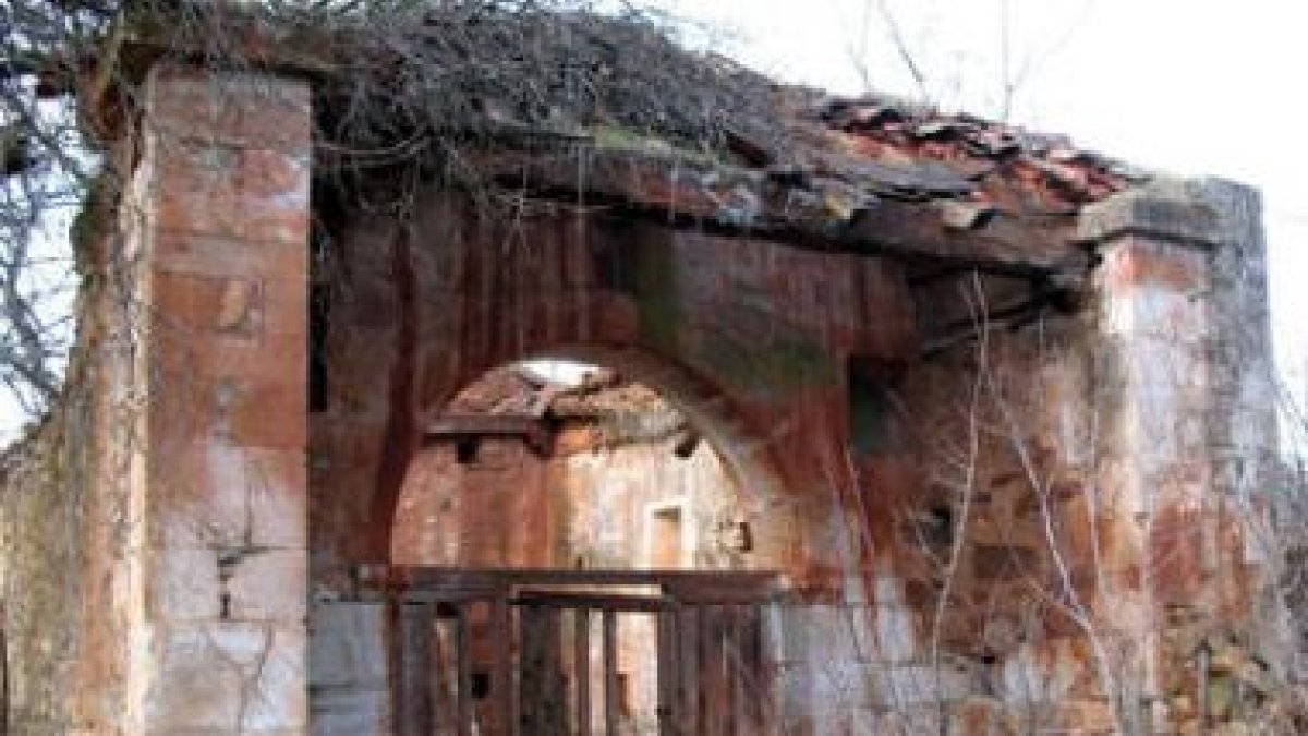 Capilla de la casa señorial de La Veguellina, en ruinas.