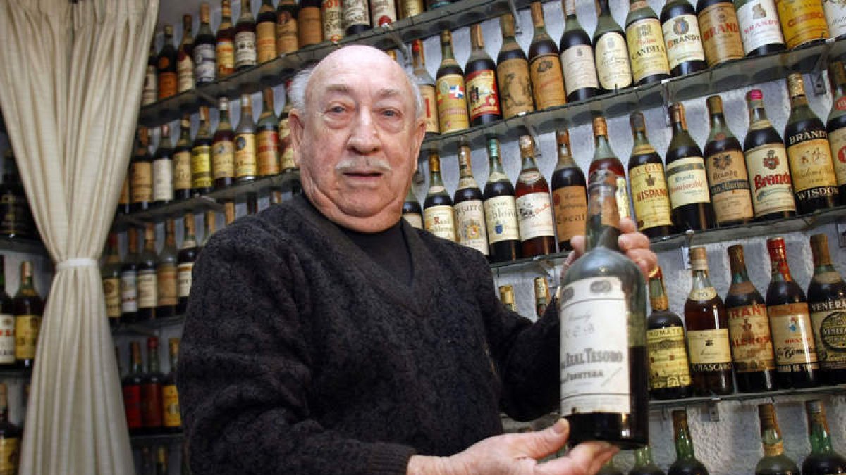 El jubilado ilicitano Manuel Brú guarda la colección de botellas de brandy en el comedor de su casa. MORELL
