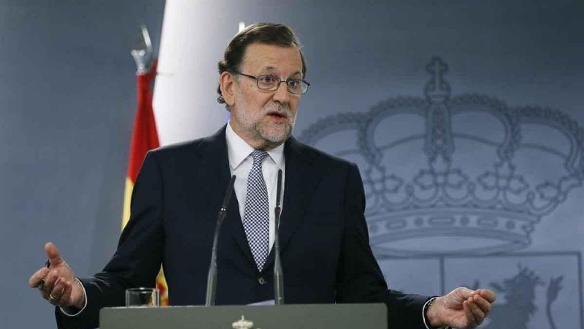 El presidente del Gobierno en funciones, Mariano Rajoy, durante la rueda de prensa que ha ofrecido esta tarde en el Palacio de la Moncloa de Madrid, tras la reunión que ha mantenido con el Rey.