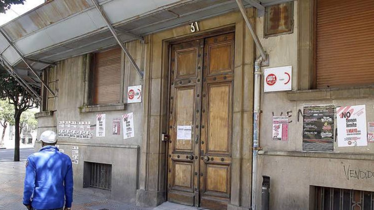 La fachada del edificio tiene una malla que la sujeta, y un tejadillo para evitar accidentes.