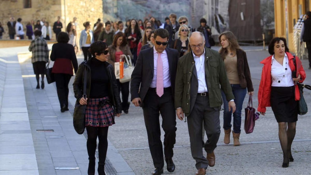 Téllez y Riesco, junto al director del Gil y Carrasco, delante de la comitiva de estudiantes llegados de Europa.