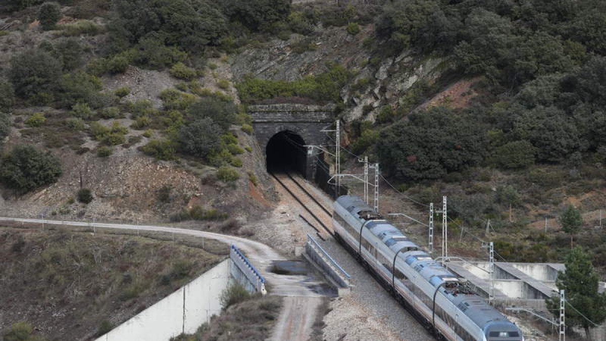 Túneles ferroviarios en la zona de La Granja, en el Manzanal. L. DE LA MATA