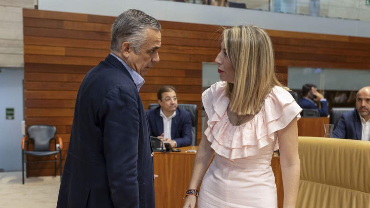 Guardiola y el portavoz de Vox en Extremadura, Ángel Pelayo Gordillo, ayer en el parlamento regional. JERO MORALES