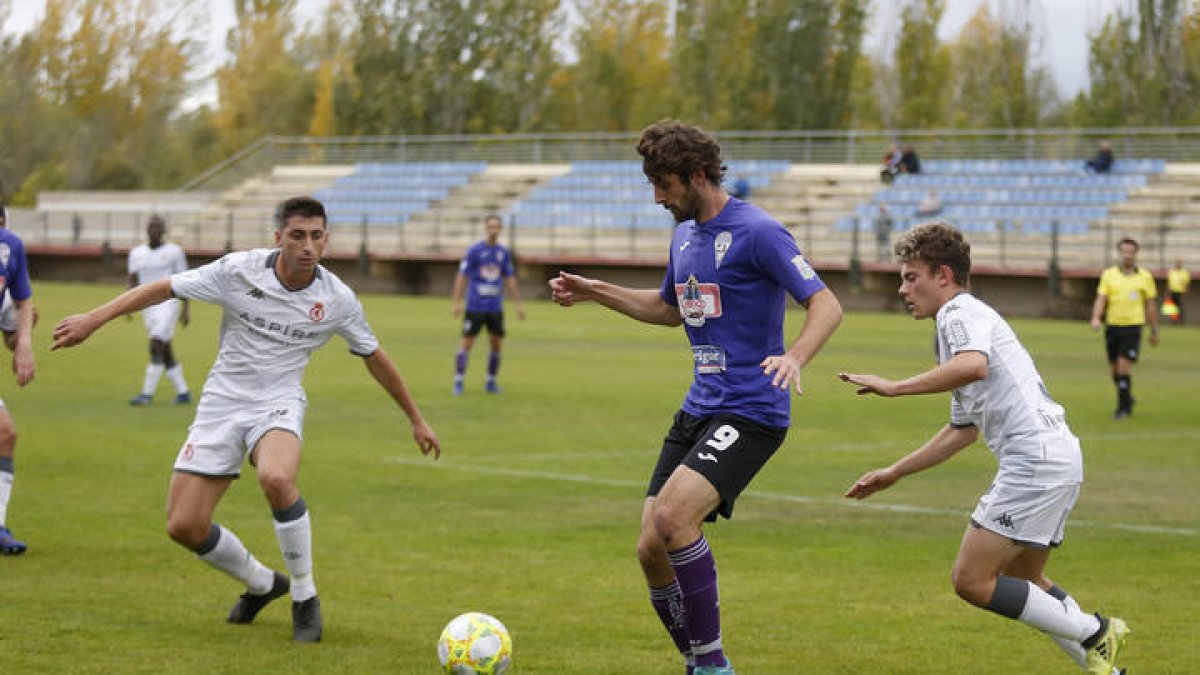 Un momento del partido de fútbol entre Cultural B y La Bañeza FC. FERNANDO OTERO PERANDONES