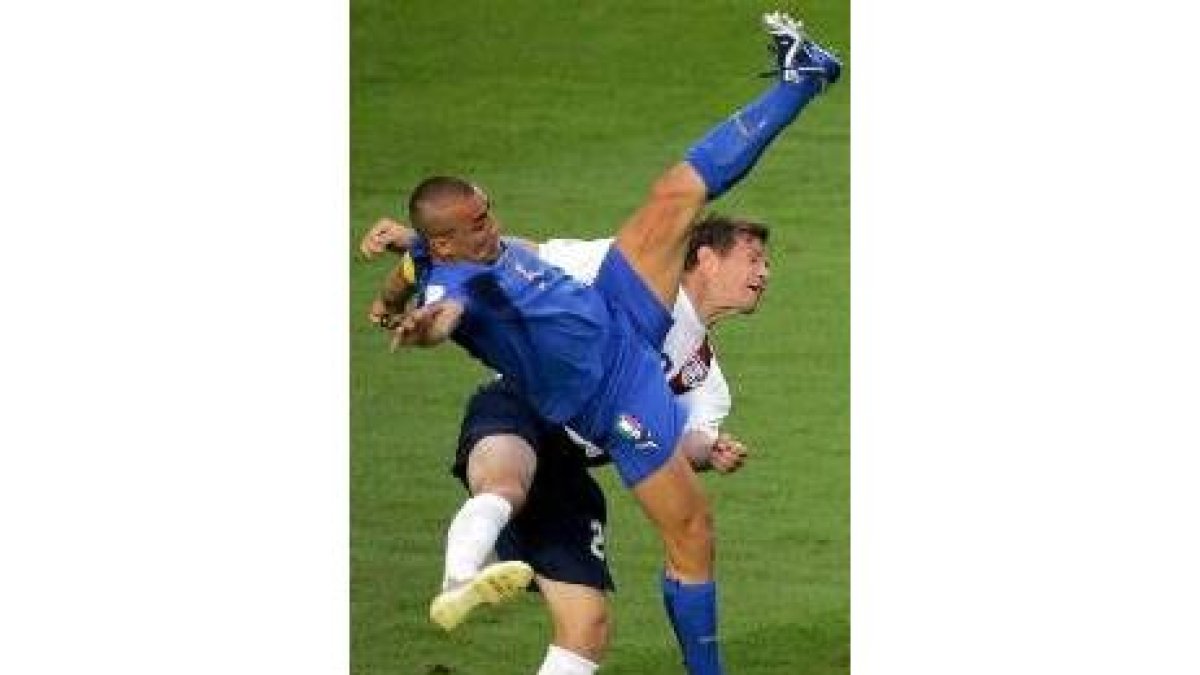 Fabio Cannavaro lucha por el balón con el estadounidense McBride