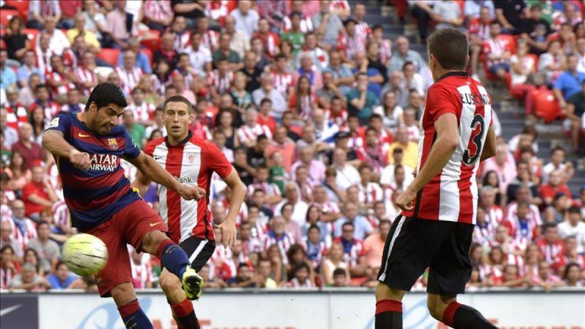 El delantero uruguayo del Barcelona Luis Suárez consigue el primer gol de su equipo en el partido ante el Athletic Club de la primera jornada de la liga en Primera División.