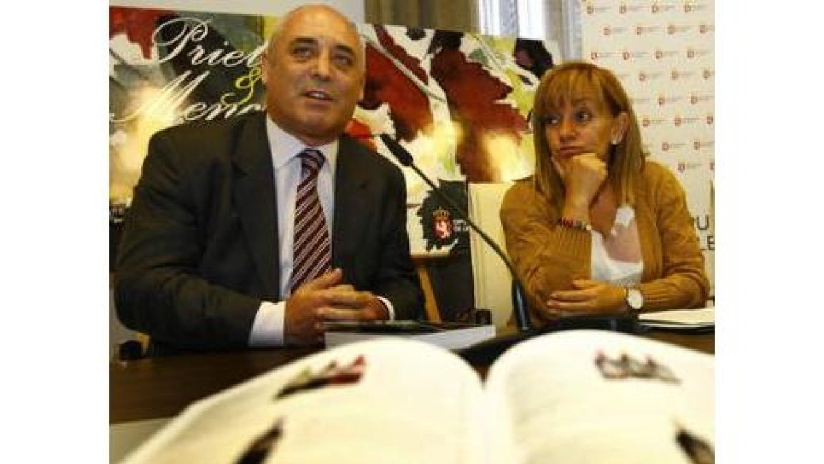 Rafael Blanco, autor de «Prieto y Mencía», e Isabel Carrasco, presidenta de la Diputación.