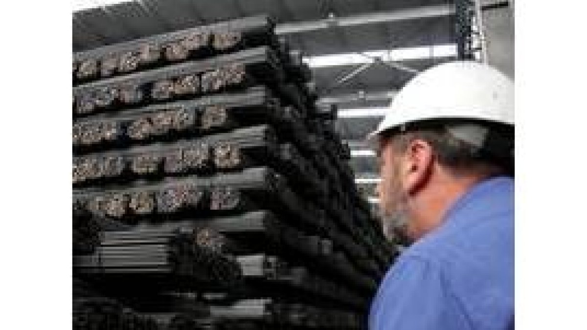 Un trabajador en una planta siderúrgica española