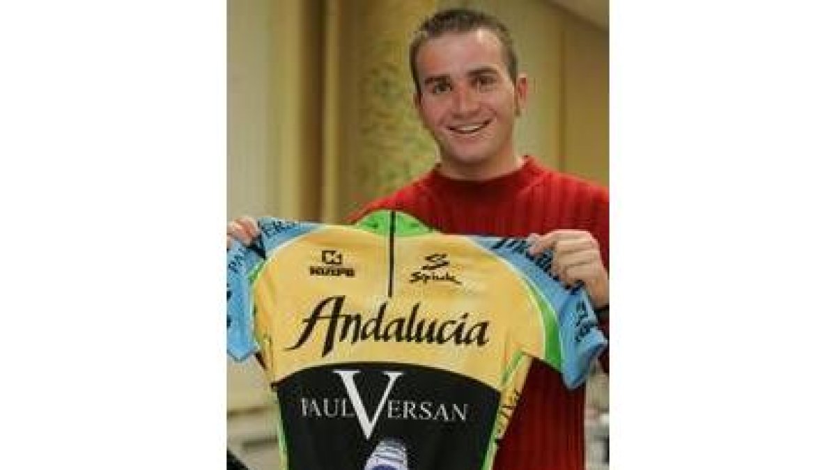 Víctor Gomes posa con su primer maillot de ciclista profesional
