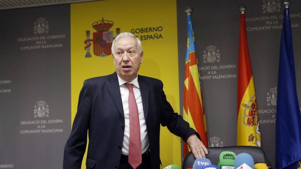 El ministro de Asuntos Exteriores, José Manuel García-Margallo, durante la rueda de prensa ofrecida esta mañana para informar sobre el ataque terrorista registrado ayer en Túnez donde han fallecido dos españoles y otros dos han sido encontrados con vida y