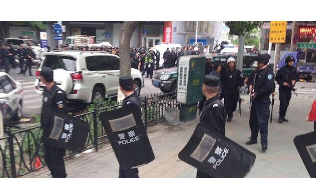 Agentes de policía acordonan la zona del atentado, en Urumqi, este jueves.