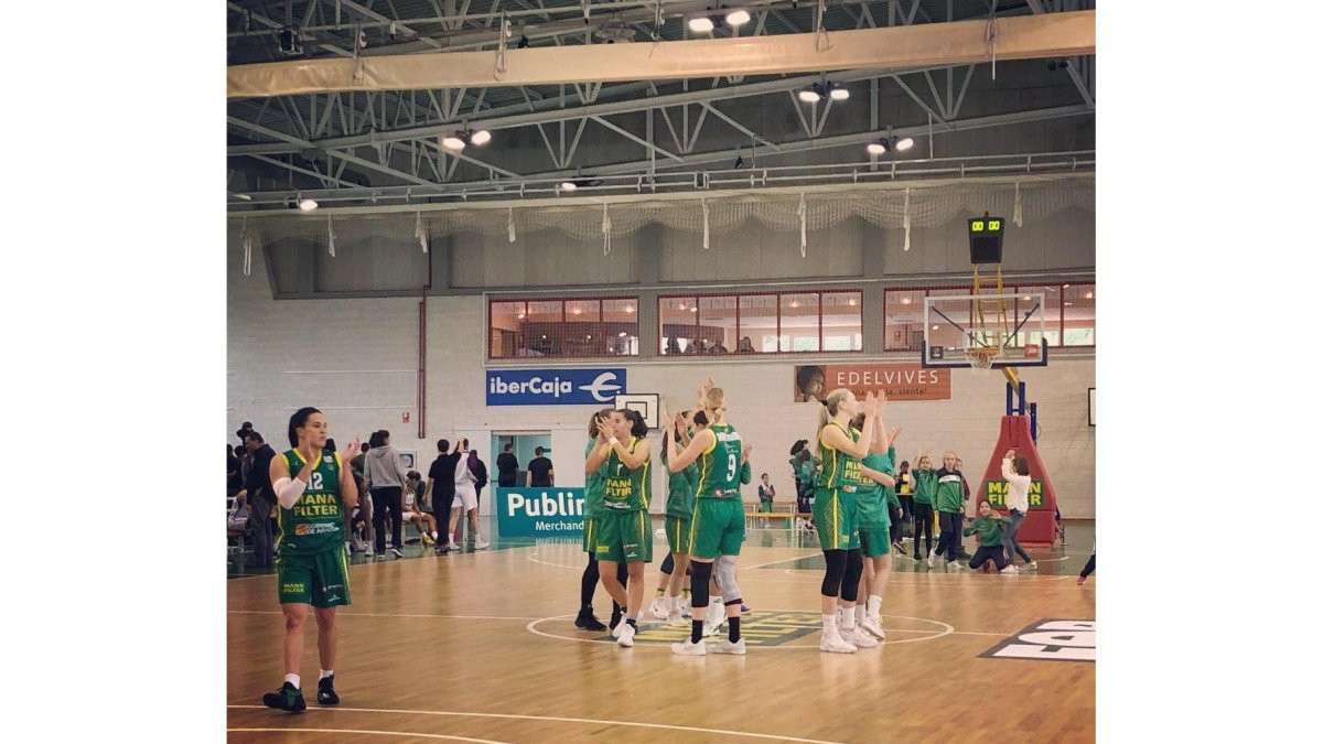 Las jugadoras del Mann Filter saludan a la afición