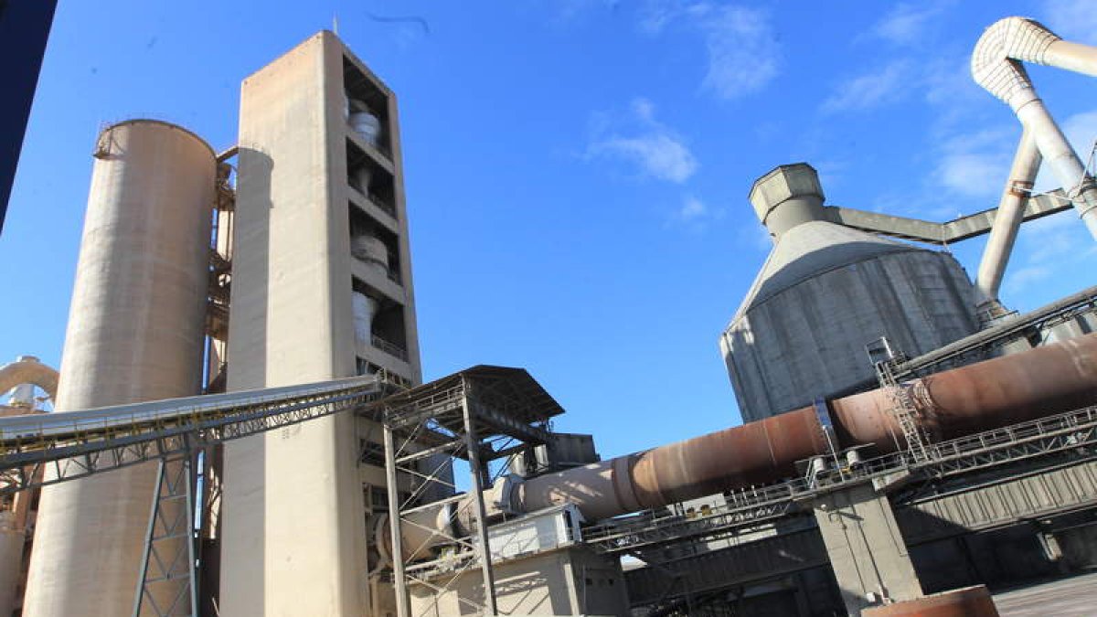 El incremento del 30% en las exportaciones del cemento que se produce en el Bierzo ha sido clave en la factoría de Toral.