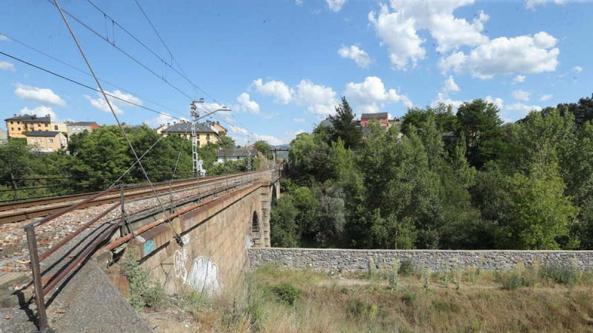 Puente del ferrocarril en la zona sur de Ponferrada. L. DE LA MATA
