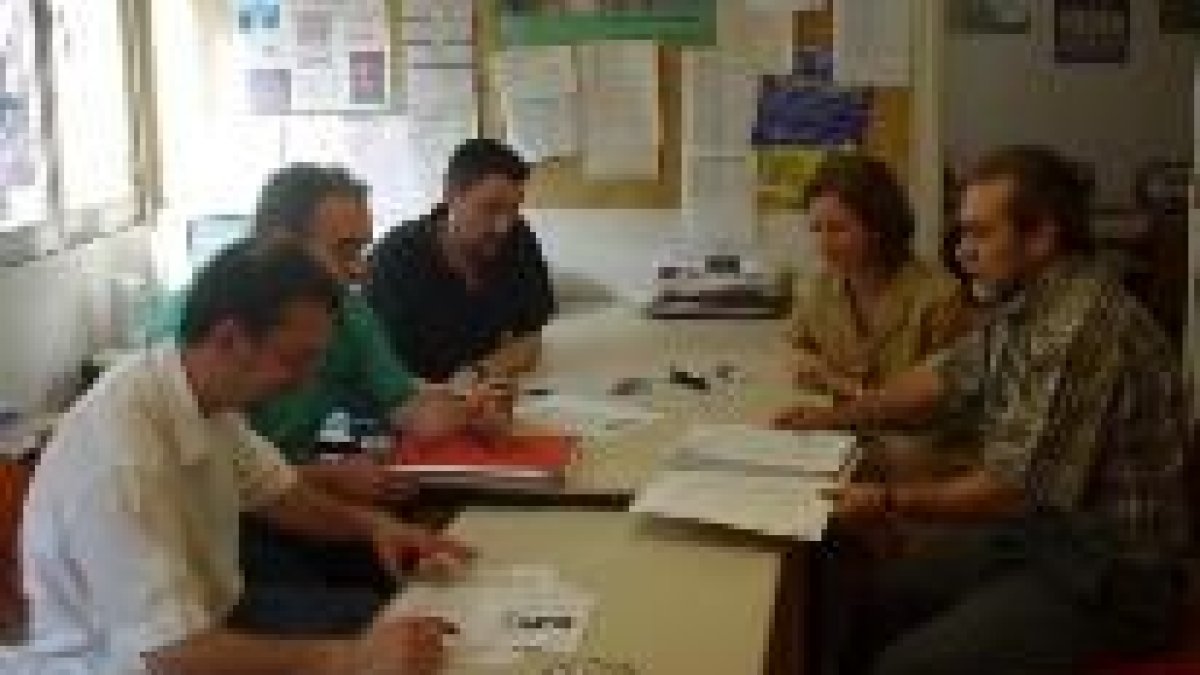 Delegados de Stele y de la federación regional, ayer en la sede del sindicato en Ponferrada