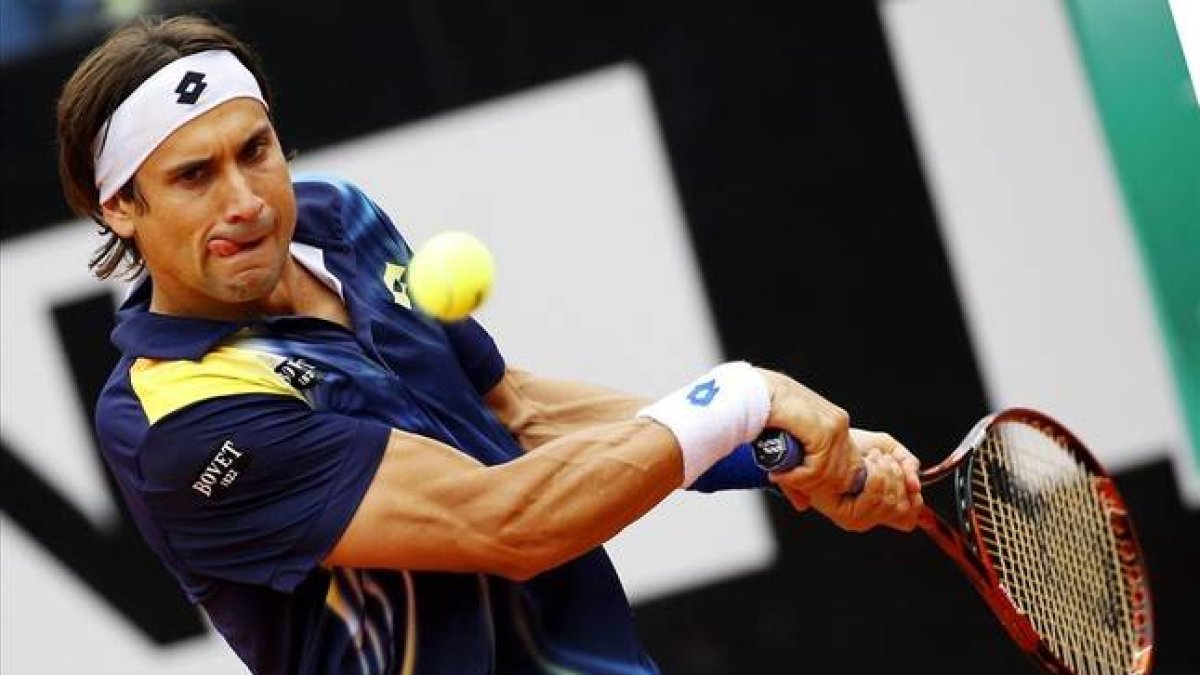 Ferrer devuelve una bola de revés durante la semifinal del Masters 1.000 de Roma contra Djokovic.