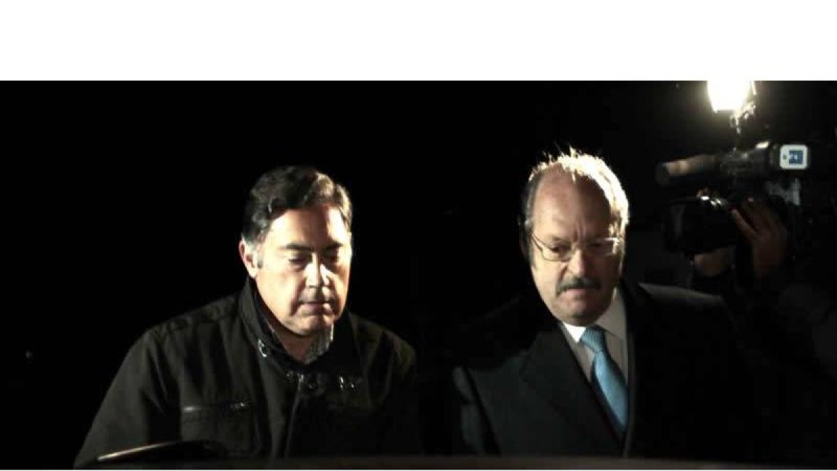 Marcos Martínez Barazón y su abogado, Ricardo Gavilanes, disponiéndose a entrar en el coche que trajo de vuelta a León al imputado.