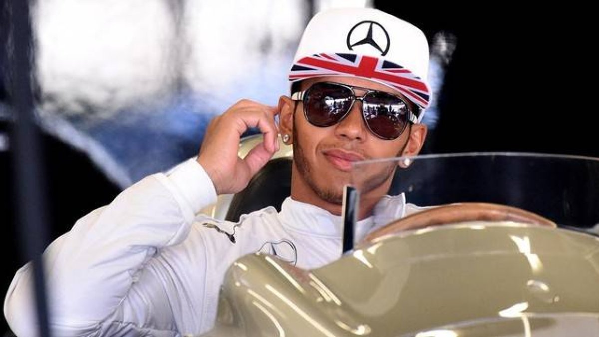 Hamilton, en el box de Mercedes en Silverstone.