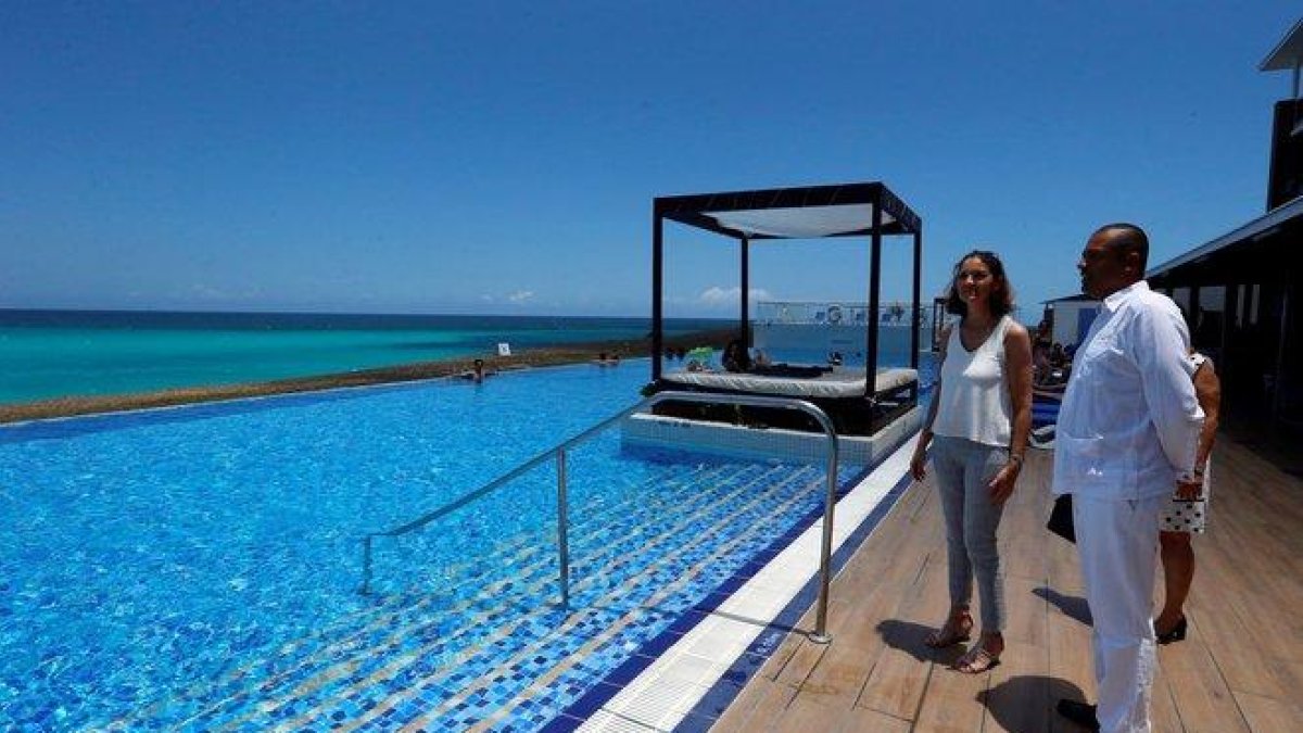 La ministra de Turismo de España, Reyes Maroto, recorre hoteles de empresas españolas en Cuba.