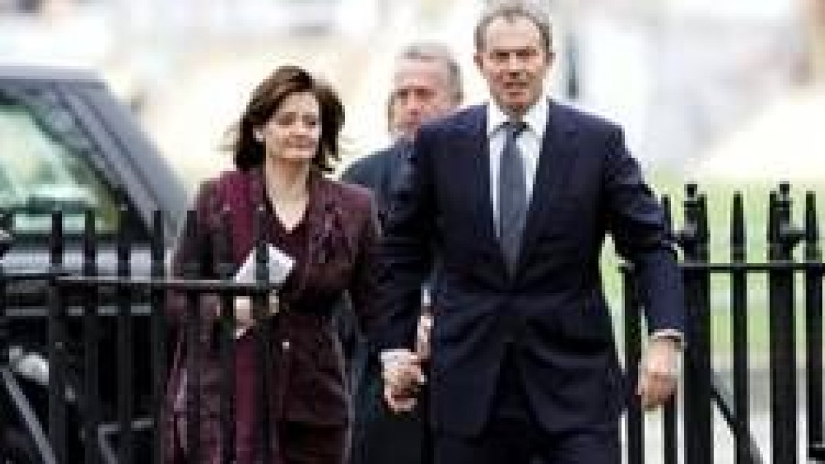 Blair se dirige con su esposa a su residencia tras asistir a un funeral