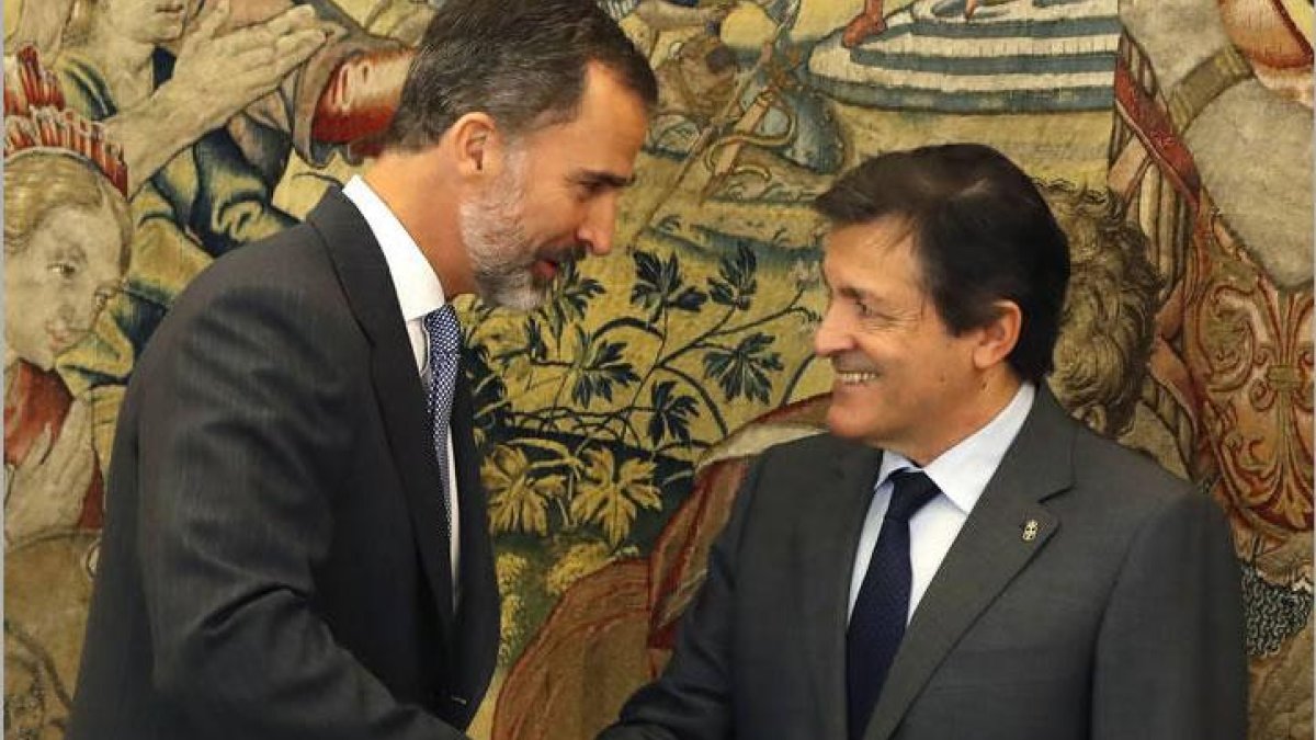 El Rey ha recibido hoy al presidente de la gestora del PSOE, Javier Fernández, en la segunda jornada de su ronda de contactos para buscar candidato a la investidura.