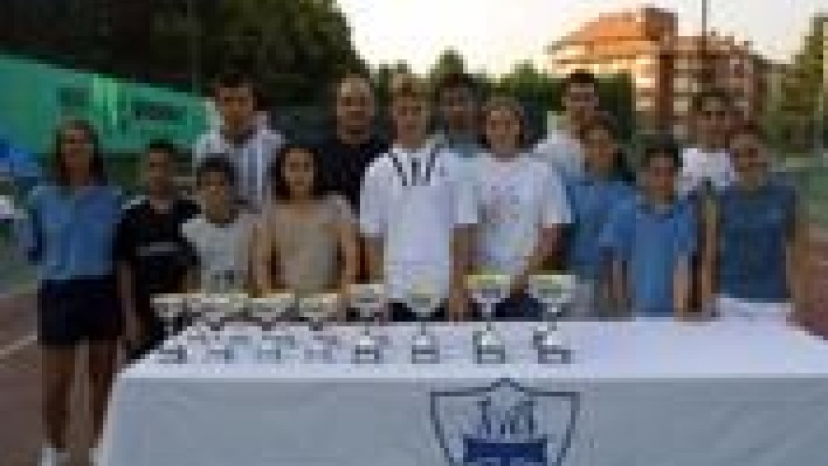 Jóvenes valores del Club de Tenis, durante una entrega de premios