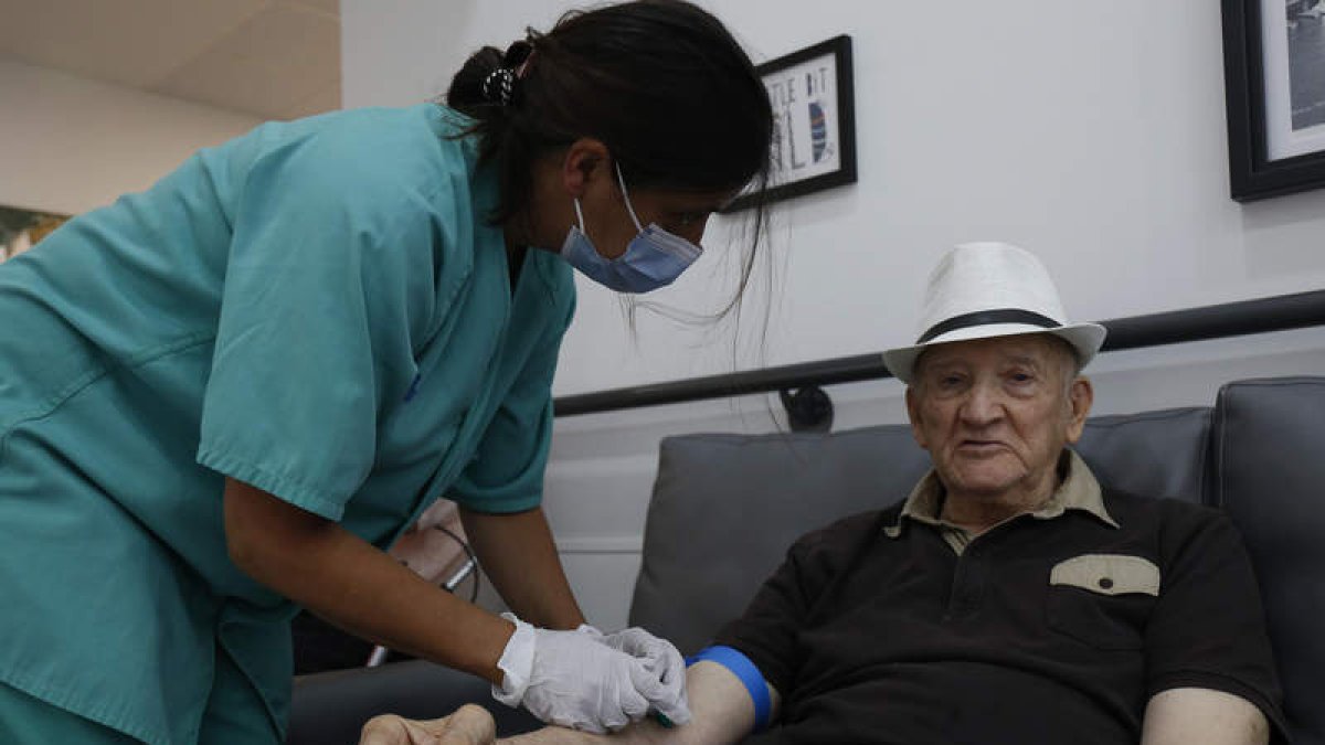 Un hombre que vive en la residencia Piedras Blancas, de Carbajal de la Legua, ayer durante la extracción de la sangre para el estudio de anticuerpos. FERNANDO OTERO