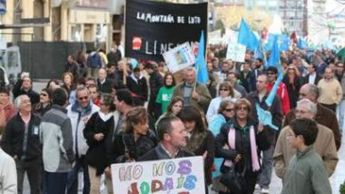 Una manifestación en las calles de León contra la Sama-Velilla.