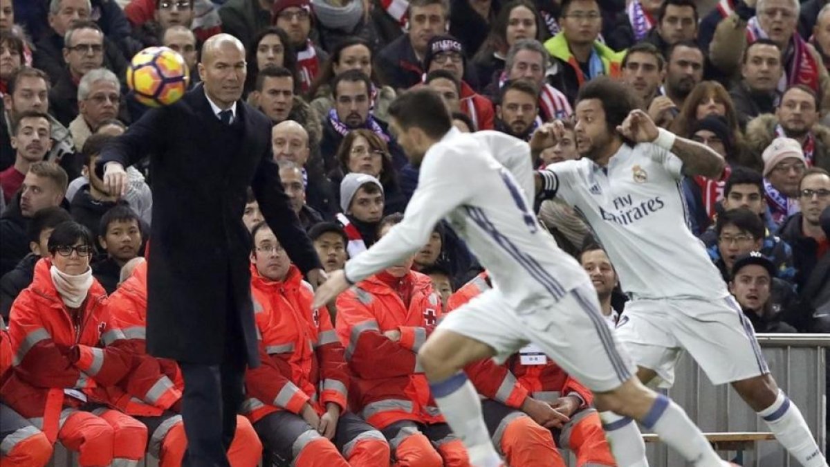 Zidane, Kovacic y Marcelo, durante el derbi del pasado noviembre en el Calderón.