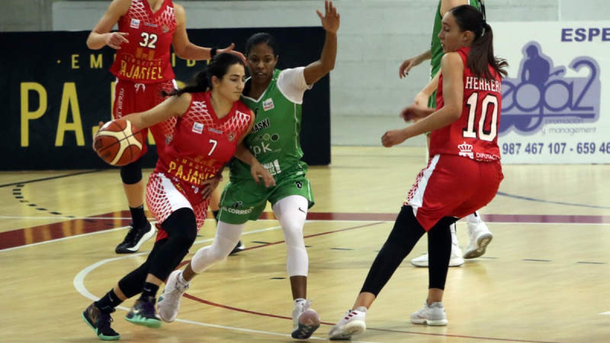 El Pajariel Bembibre jugará un año más en la máxima categoría del baloncesto femenino. ANA F. BARREDO