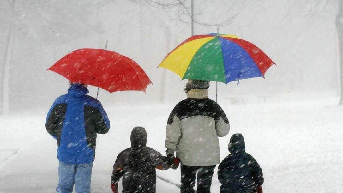 Una familia se protege de la nieve en Alemania. EFE