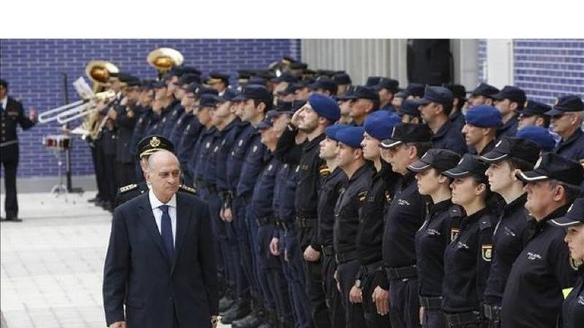 El ministro del Interior, Jorge Fernández Díaz, este miércoles, 15 de junio, en la inauguración de la nueva comisaría de La Verneda.