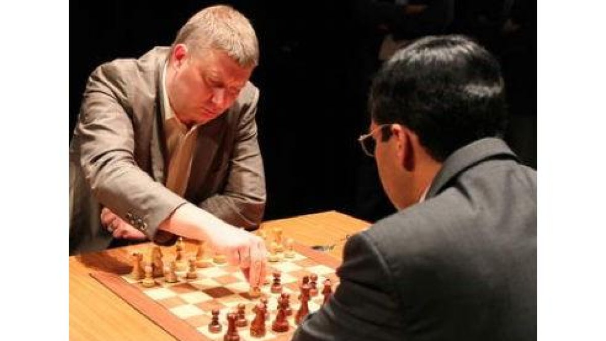 Shirov mueve su pieza ante la atenta mirada de Anand.