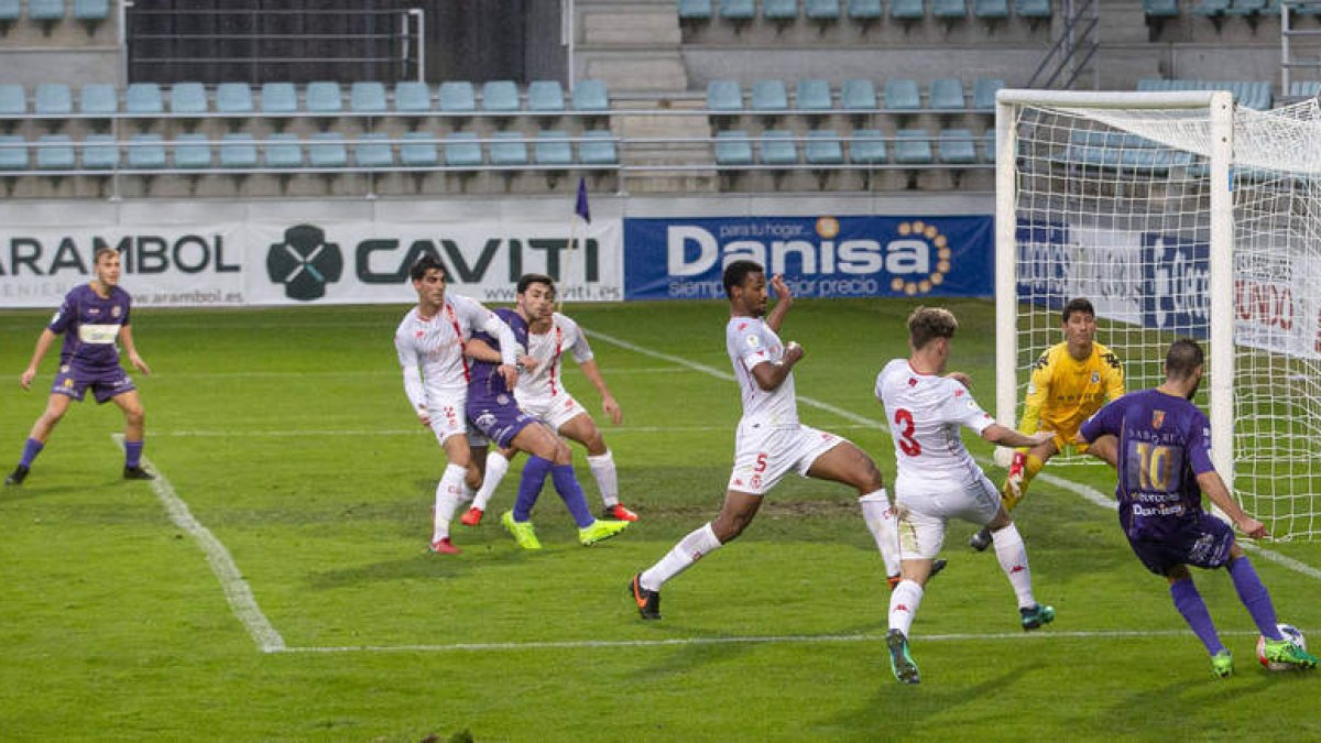 Un gol en los primeros minutos de Edu marcó la derrota del filial culturalista. JUAN MELLADO